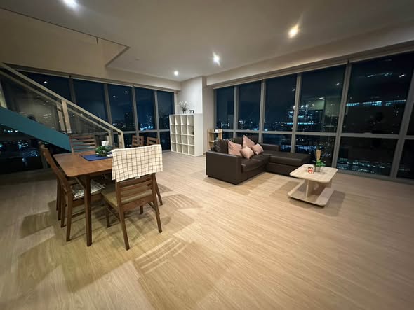living room of The Room Sukhumvit 21