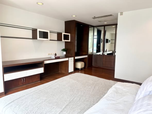 bedroom of The Royal Place 2