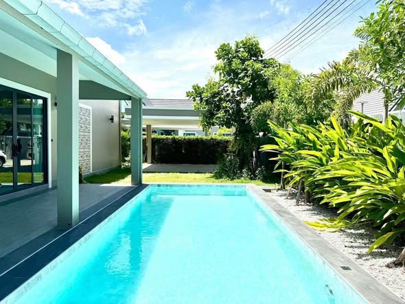pool and room interior of The Siam Place Pool Villa 芭堤雅豪华泳池别墅