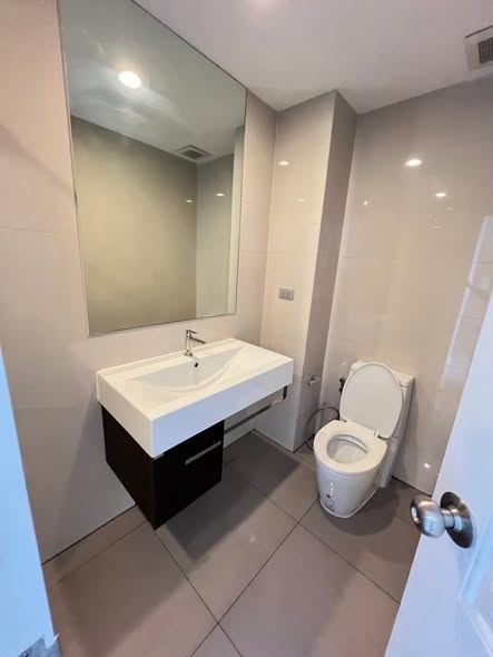 bathroom of The Sky Sukhumvit