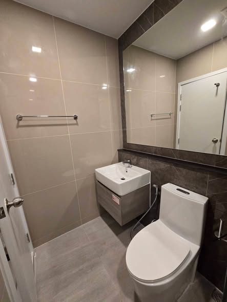 bathroom of The Tree Pattanakarn-Ekkamai