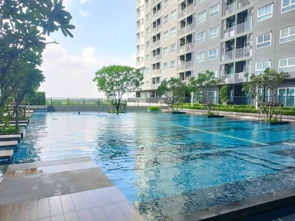 pool of The Trust Condo @BTS Erawan