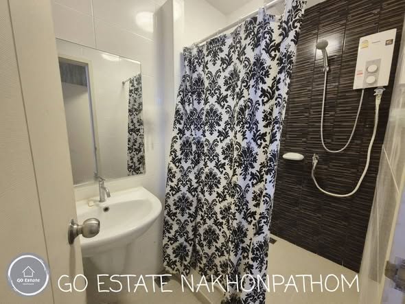 bathroom of The Trust Condo Ngamwongwan