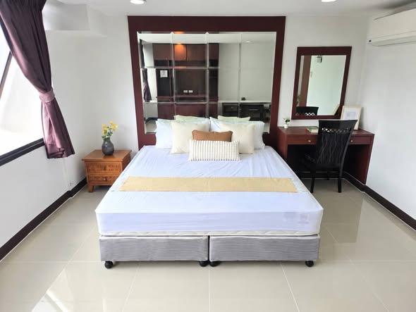 bedroom of The Waterford Park