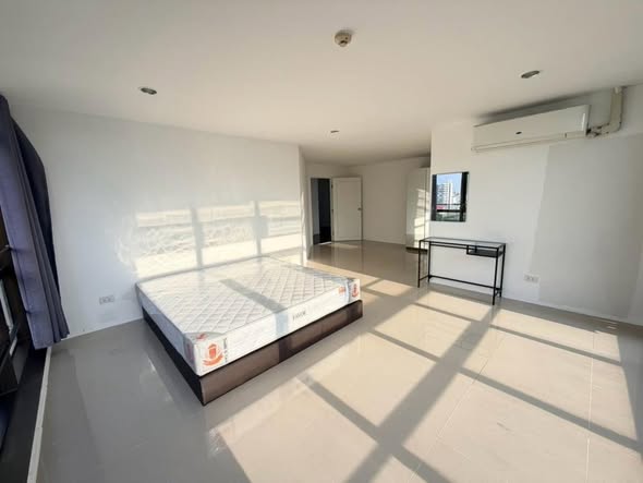 bedroom of The Waterford Park