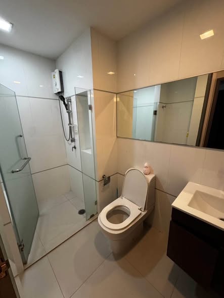 bathroom of Thru Thong Lor