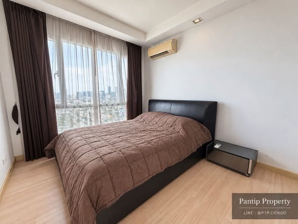 bedroom of Thru Thong Lor