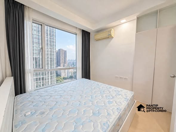 bedroom of Thru Thong Lor