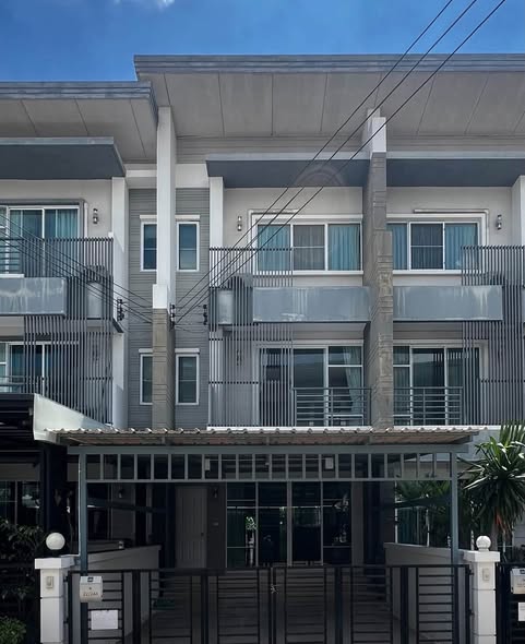 Town Avenue Rama 9