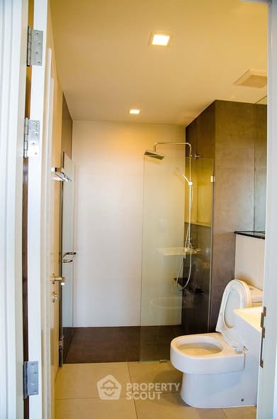 room interior and bathroom of Urbano Absolute Sathon-Taksin