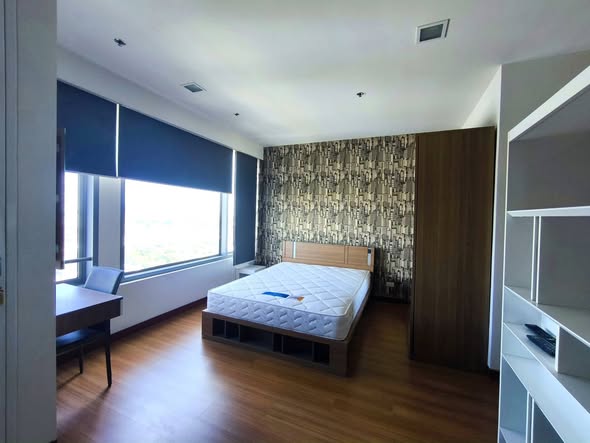 bedroom and room interior of Vantage Condominium
