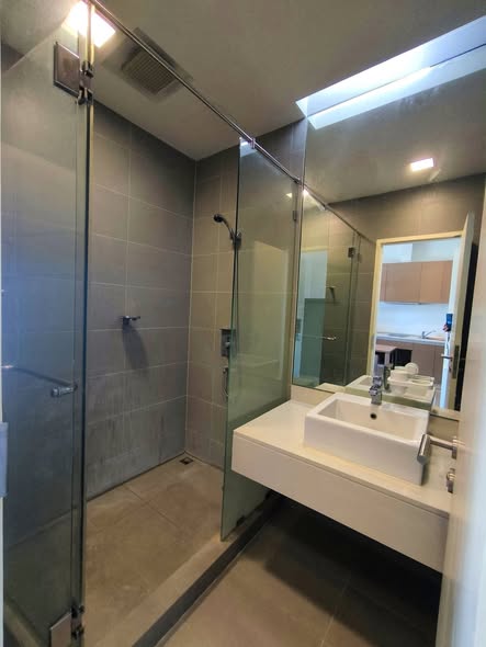 room interior and bathroom of Vantage Condominium