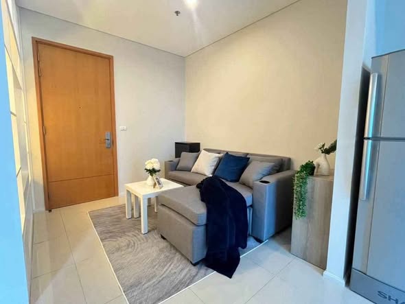 living room and bedroom of Villa Asoke Condominium