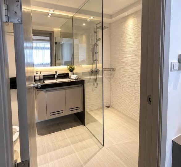 room interior and bathroom of Villa Asoke Condominium