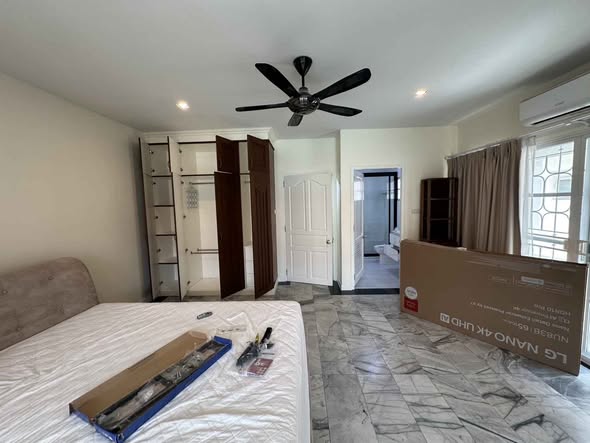 bedroom of Vora Town