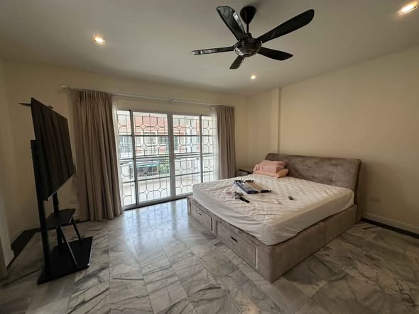 bedroom of Vora Town