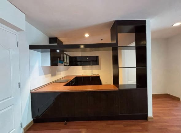 room interior and kitchen of Waterford Sukhumvit 50
