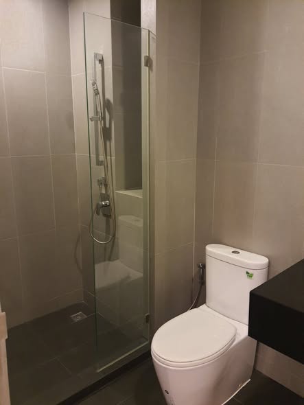 room interior and bathroom of Whizdom Avenue Ratchada-Ladprao