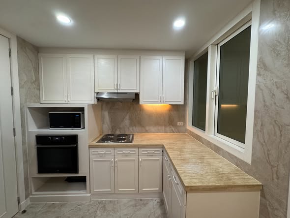 kitchen of Wilshire Condominium